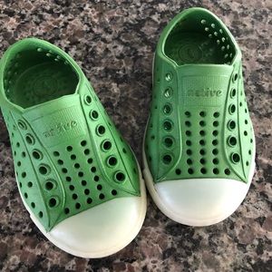 Native Jefferson glow green shoes toddler size 4